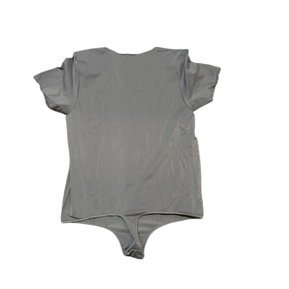 SKIMS Essential Everybody T-Shirt Bodysuit Smoke Gray - Picture 5 of 6